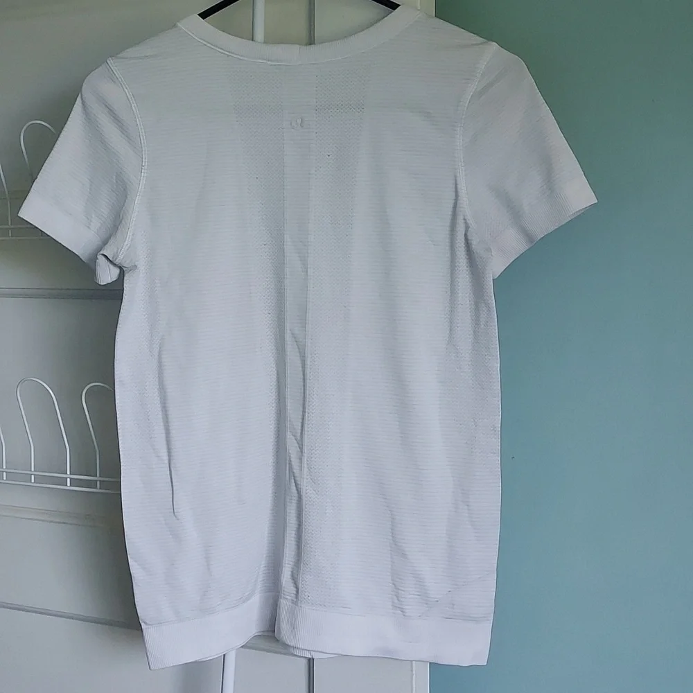 Lululemon Swiftly Tech Short-Sleeved Shirt Perforated Athletic Activewear Run